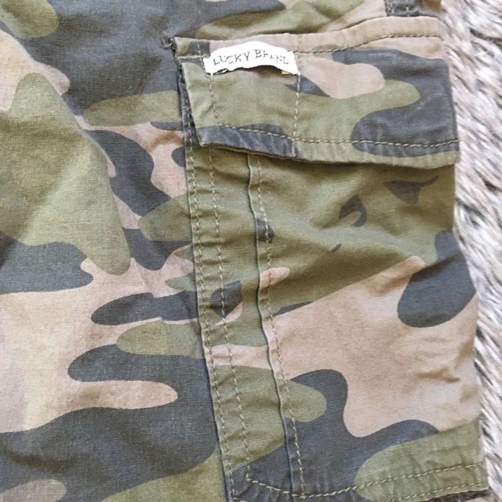 Lucky Brand boy’s camouflage cargo shorts size large 14/16